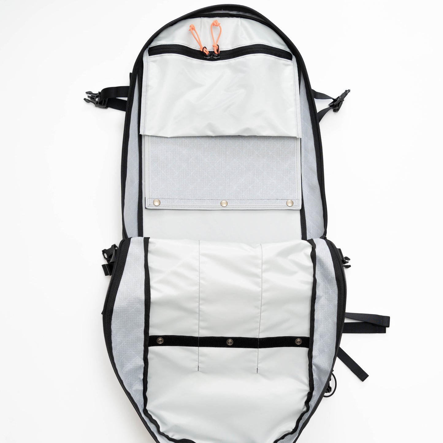 メインコンパートメントを大きく開いたところ / Main compartment Full opened