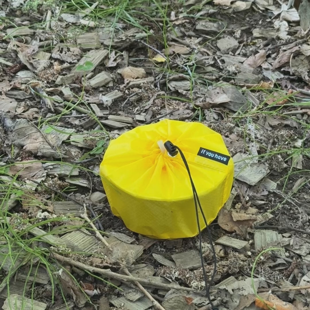 Stuff SackからPound Cupを取り出す